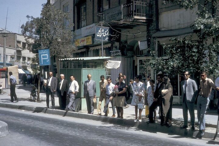 عکس زیر خاکی و دیده نشده از ایستگاه اتوبوس خیابان فردوسی تهران در ۵۵ سال قبل / عکس