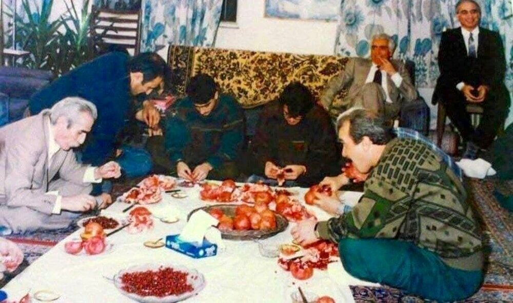 عکسی قدیمی و زیرخاکی از محمدرضا شجریان و همایون شجریان در مسابقه انارخوران / عکس