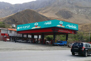 تصاویری از صف طولانی مردم پشت پمپ بنزین در جاده تهران - کاشان / فیلم