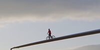 اقدام خطرناک دوستدار محیط زیست؛ دوچرخه سواری روی توربین بادی / تصاویر
