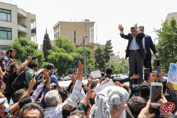 شادی و سرودخوانی در جشن تولد ۶۵ سالگی احمدی‌ نژاد / فیلم