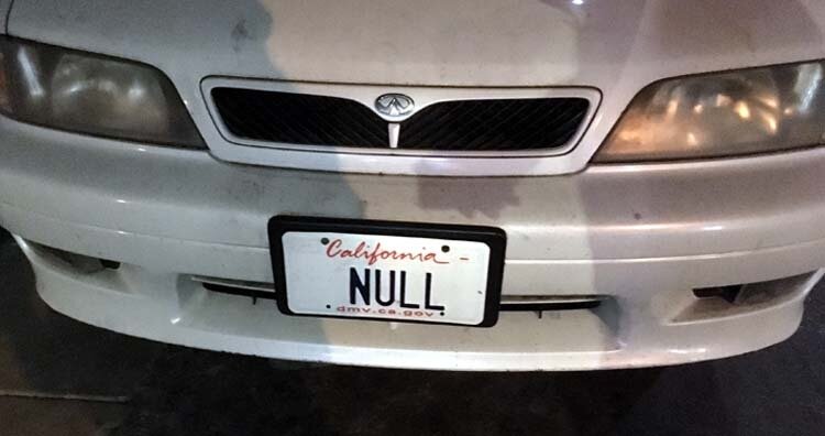 خودرویی با پلاک‌ NULL