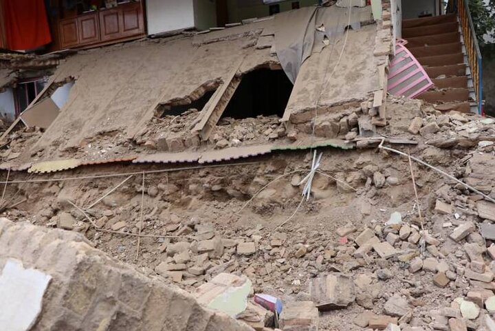 فیلمی دردناک از لحظه نجات دانش آموزان از زیر آوار مدرسه در علی آباد کتول