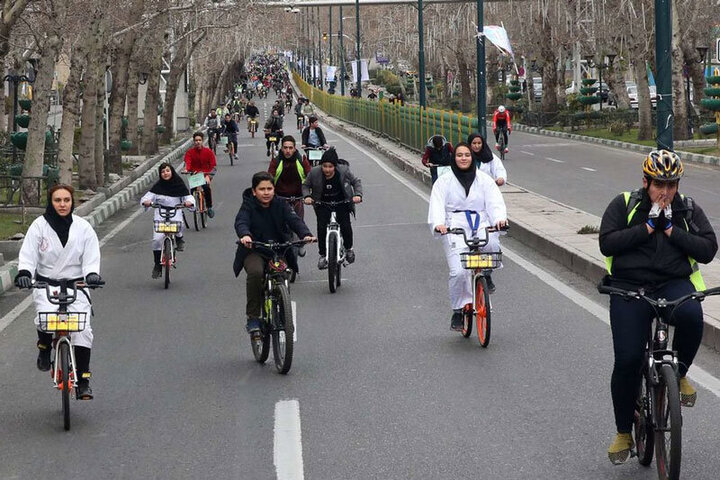 ادای احترام افسر پلیس راهور تهران به زنان و مردان دوچرخه‌سوار /فیلم