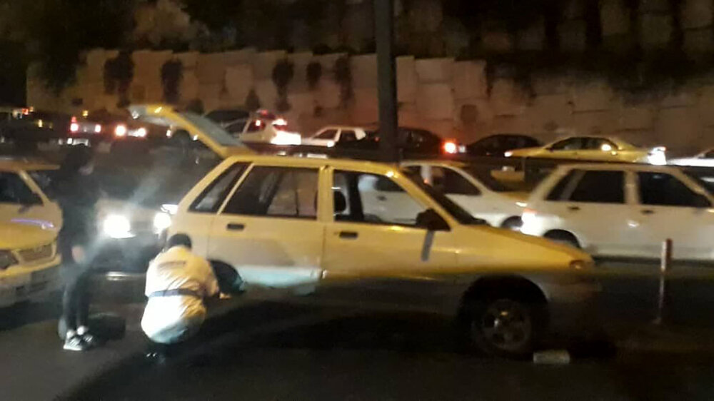 کار قشنگ پلیس راهور هنگام پنچر شدن خودروی زن تهرانی / عکس