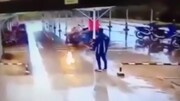 ویدیو خنده‌دار از حرکت عجیب و خسارت بار موتورسیکلت