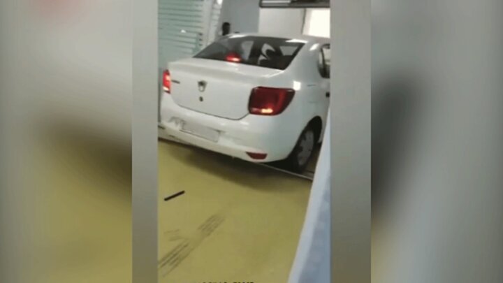 ورود عجیب یک گردشگر اسپانیایی با خودرو به داخل اتاق‌های بیمارستان / فیلم