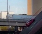 سقوط هولناک خودرو از روی پل متحرک / فیلم