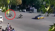 برخورد وحشتناک مرد دوچرخه سوار با موتورسیکلت! / فیلم