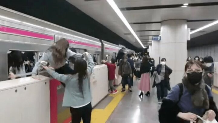 لحظه آتش زدن واگن مترو در حال حرکت در توکیو + ۱۵ مصدوم / فیلم