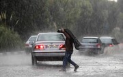 آبگرفتگی شدید خیابان‌های اصفهان پس از بارش باران؛ حرکت ماشین‌ها روی آب / فیلم