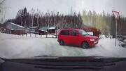 لحظه سرخوردن خودروی سواری در جاده یخ زده / فیلم