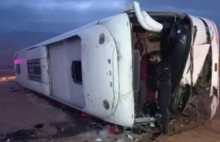 واژگونی اتوبوس کرج - مشهد در جاده ایوانکی به گرمسار + ۳ کشته و ۲۳ زخمی / فیلم
