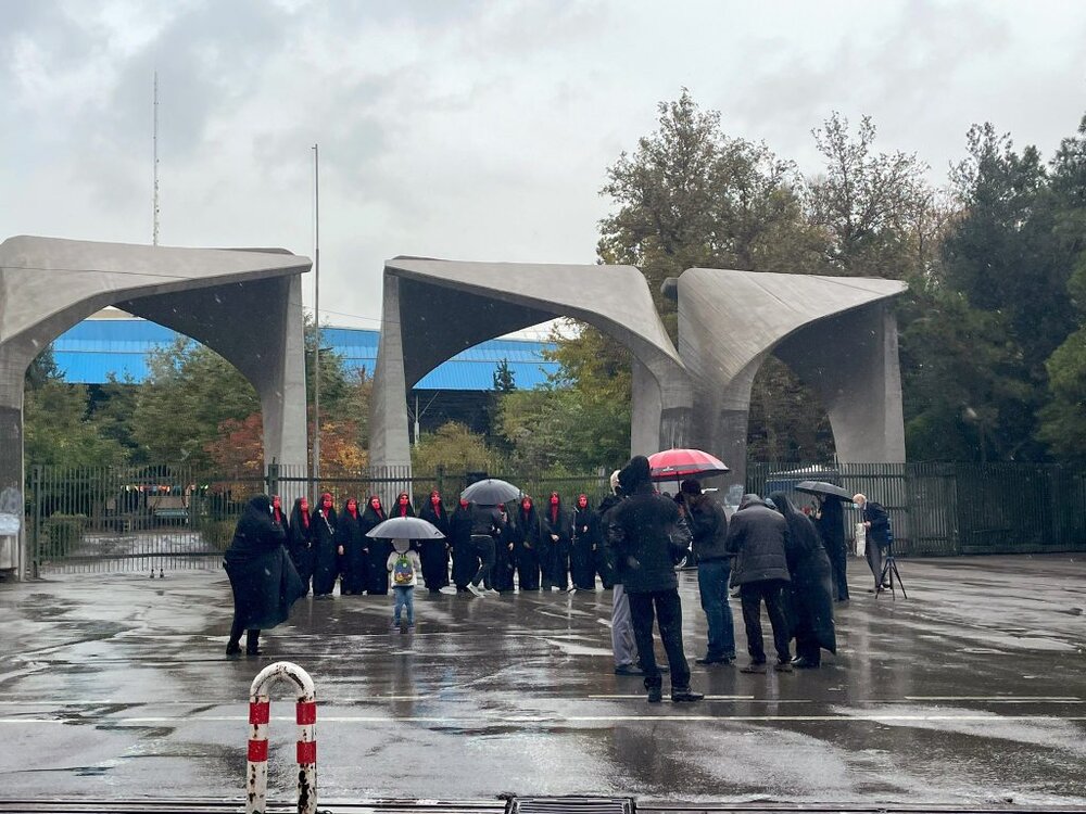 حضور زنان محجبه با روسری قرمز مقابل دانشگاه تهران / عکس