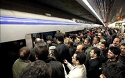ازدحام جمعیت در متروی تهران / مردم در سوار و پیاده شدن دچار مشکل شدند
