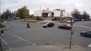 تصادف وحشتناک موتورسیکلت با خودروی سواری در چهارراه / فیلم