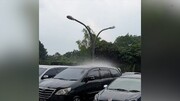 بارش عجیب باران روی یک خودرو در پارکینگ / فیلم