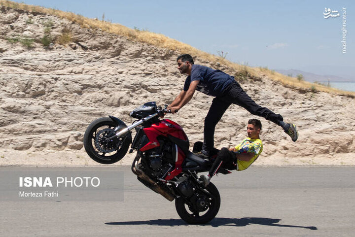 حرکات جنون‌آموز یک موتورسوار در اتوبان تهران/ فیلم