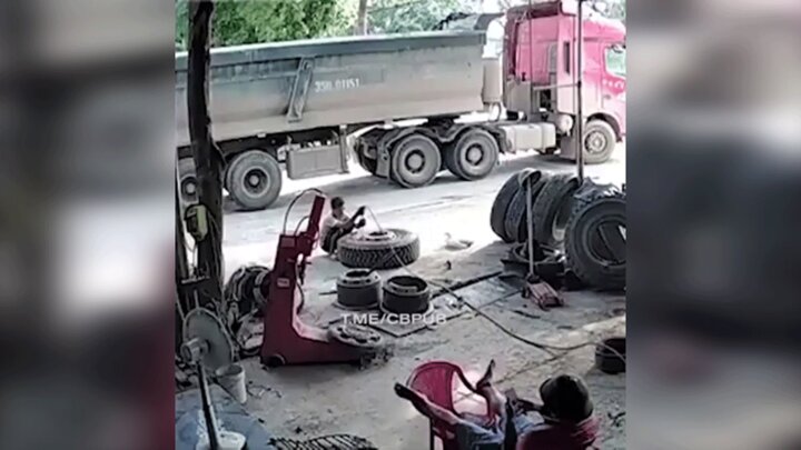ویدیو هولناک از لحظه انفجار لاستیک کامیون در تعمیرگاه آپاراتی