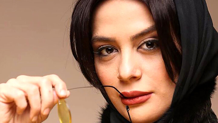 پوشش عجیب بازیگر زن ایرانی در خارج از کشور! / فیلم