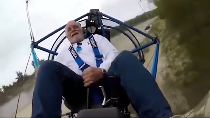 ویدیو هولناک از لحظه برخورد پیرمرد پاراجت سوار با درخت