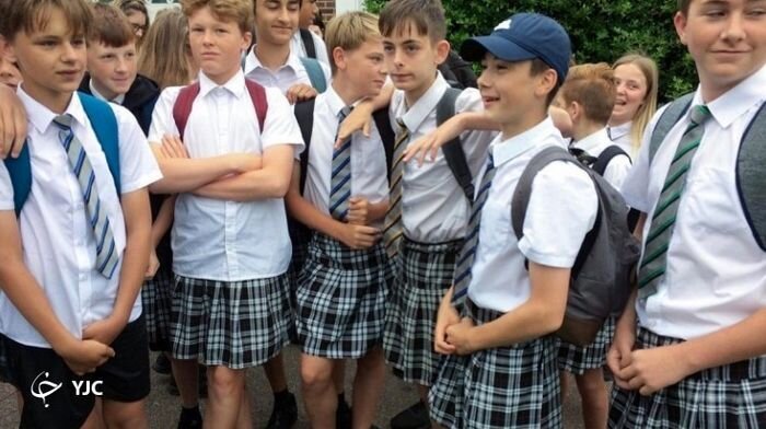 پسران این مدرسه باید دامن بپوشند! / درخواست عجیب مدیر از دانش آموزان / عکس