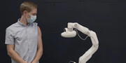 رونمایی از روباتی عجیب که بدون سوزن واکسن می‌زند! / فیلم