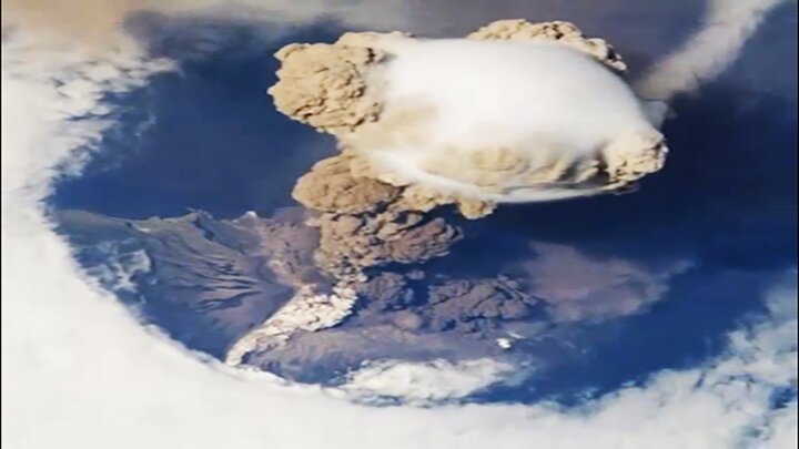 ویدیو دیده نشده از لحظه فوران آتشفشان از دریچه لنز دوربین ایستگاه فضایی
