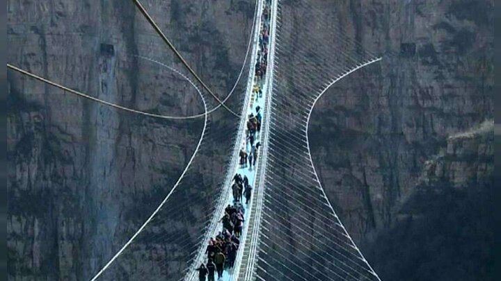 عجیب‌ترین و ترسناک‌ترین پل شیشه‌ای معلق و خمیده در جهان! / عکس