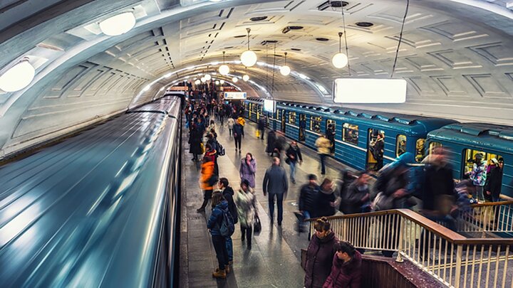 سرقت موبایل مرد در حال مرگ توسط زن در ایستگاه مترو / فیلم