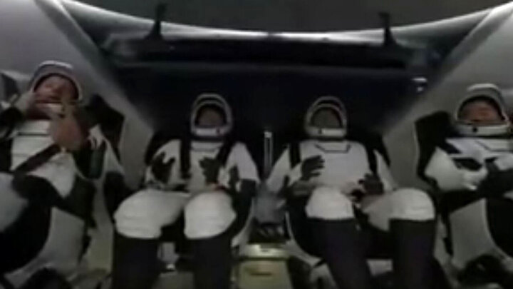 فیلمی جالب از لحظه بیرون کشیدن ۴ فضانورد از کپسول فضایی !