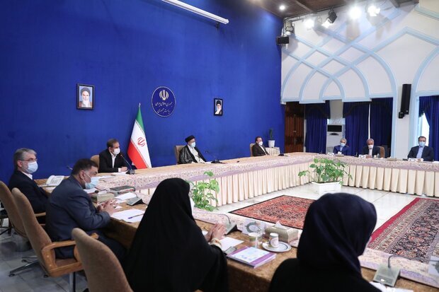 کیهان: به دولت رئیسی که مردم به آن امید بسته‌اند، فرصت دهید