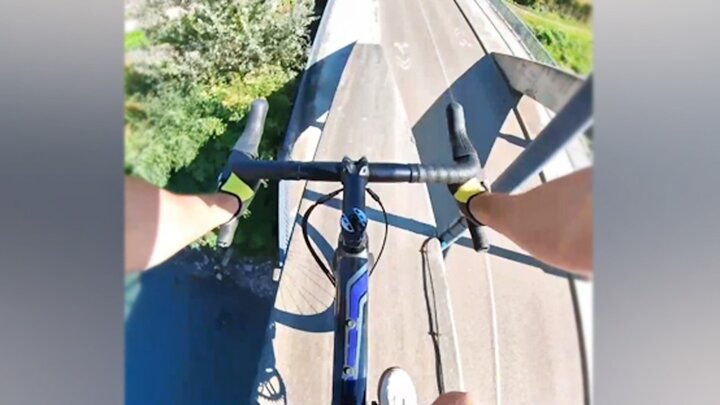 اقدام وحشتناک و دلهره‌آور دوچرخه‌سوار و عبور از روی نرده‌های پل / فیلم