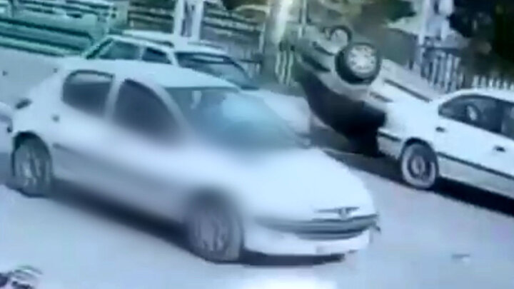 واژگونی مرگبار خودرو ۲۰۶ در اصفهان / فیلم