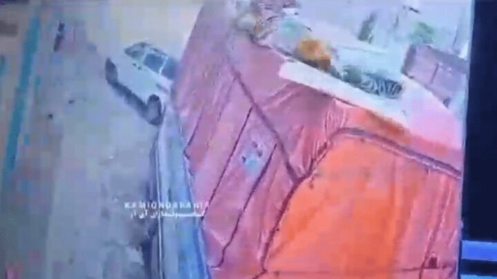 ویدیو عجیب از سقوط نگهبان حین خواب از بالای اتاقک کامیون