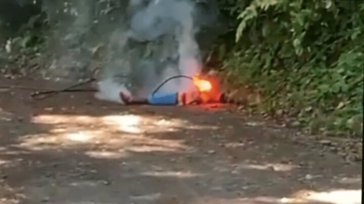 لحظه آتش گرفتن مرد جوان به دلیل برق گرفتگی / فیلم