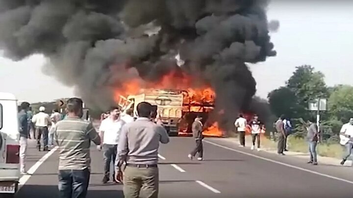 زنده زنده سوختن ۱۲ نفر در تصادف مرگبار اتوبوس با کامیون در هند / فیلم