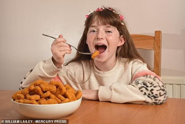 خوردن ناگت مرغ توسط یک دختر,ناگت خوری 10 ساله یک دختر
