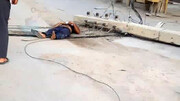 تصاویری دلخراش از له شدن یک نفر زیر تیرچراغ برق در پی زلزله شدید هرمزگان / عکس و فیلم