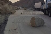 وحشت یک زن از ریزش کوه و زلزله در وسط جاده / فیلم