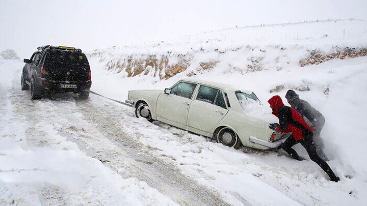 لحظه نفس‌گیر نجات خودروهای گرفتار در برف در محور بیجار-تکاب آذربایجان غربی / فیلم