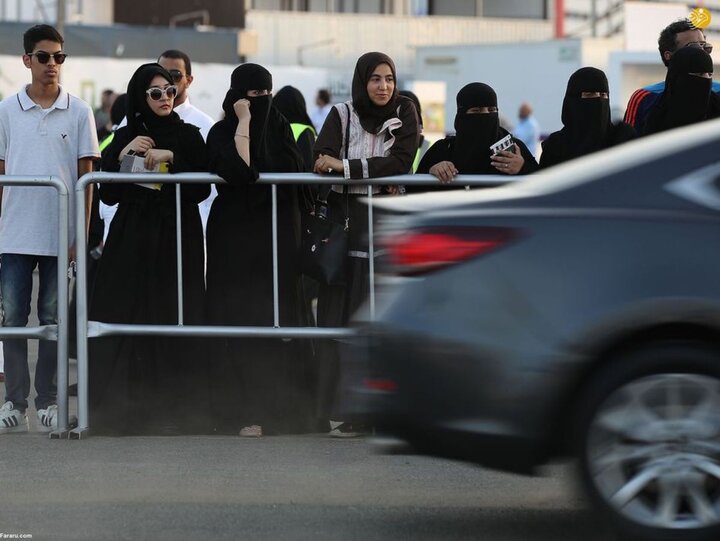 لحظه هولناک زیر گرفتن ۳ زن در عربستان توسط یک ماشین / فیلم
