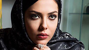پوشش عجیب بازیگر زن مشهور در عمان جنجالی شد! / عکس