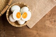ترفند ساده برای جلوگیری از شکسته شدن پوست تخم مرغ هنگام جوشاندن