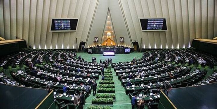 نماینده مجلس: ۸۰ میلیون ایرانی هزینه بی عرضگی دولت اصلاحات را پرداخت کردند 
