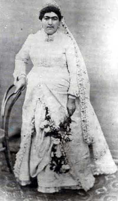 همسر ناصرالدین شاه با لباس عروس / عکس