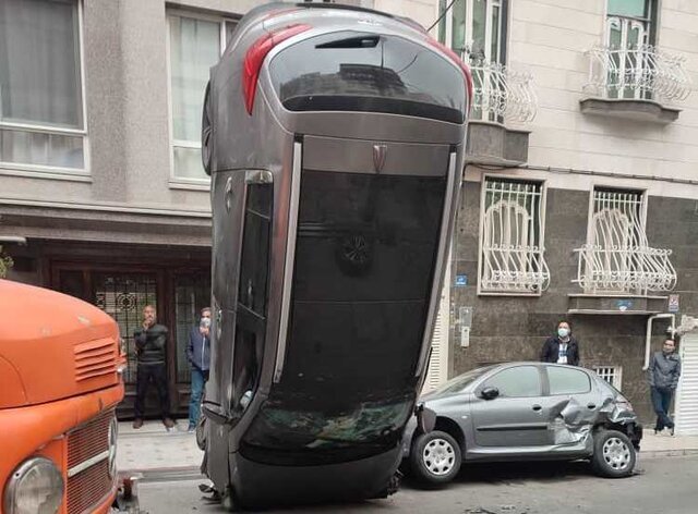 تصادف عجیب اسپورتیج با خودروی پارک‌ شده در تهران! / تصاویر