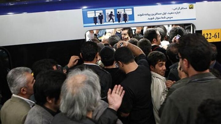 گرفتار شدن ۳۰ دقیقه‌ای مردم در یک ایستگاه مترو در تهران / فیلم