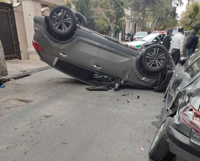 تصادف عجیب اسپورتیج با خودروی پارک‌ شده در تهران! / تصاویر