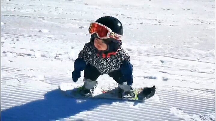 ویدیو باورنکردنی از اسنوبرد سواری دختر خردسال ۱۱ ماهه